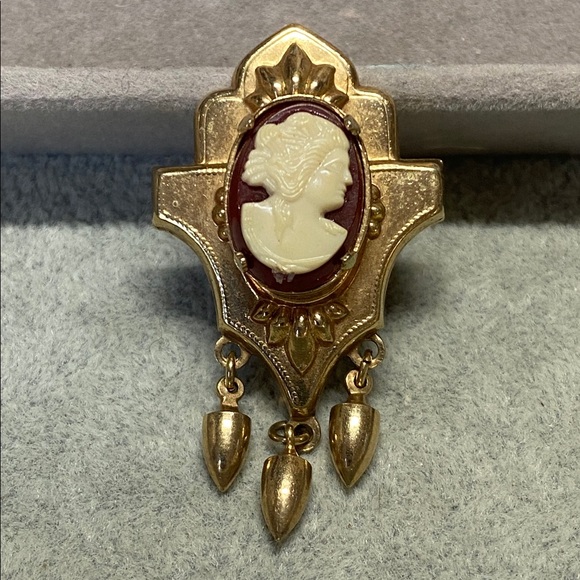 Jewelry - Vintage Style Cameo Brooch Gold Tone Dangle Victorian Lady